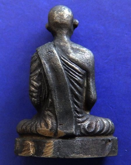 หลวงพ่อเดิม รุ่นช้างคู่ เนื้อขันลงหิน ออกวัดท้ายน้ำ จ.พิจิตร ปี 2526 สร้างตามจำนวนปีที่สร้าง 2525 องค์เท่านั้น  สร้างพร้อมหลวงพ่อเงิน รุ่นช้ รูปที่ 2