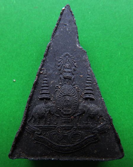 พระกำลังแผ่นดิน พิมพ์คะแนน (เล็ก) มวลสารจิตรลดา เนื้อดำ ในหลวงครองราชครบ 50 พรรษา พ.ศ. 2539 สร้างน้อยหายาก พร้อมกล่องเดิม รูปที่ 6