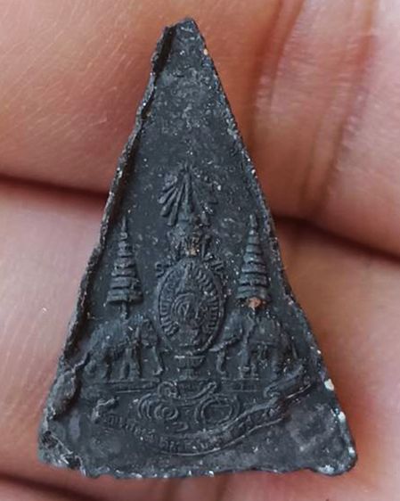 พระกำลังแผ่นดิน พิมพ์คะแนน (เล็ก) มวลสารจิตรลดา เนื้อดำ ในหลวงครองราชครบ 50 พรรษา พ.ศ. 2539 สร้างน้อยหายาก พร้อมกล่องเดิม รูปที่ 2