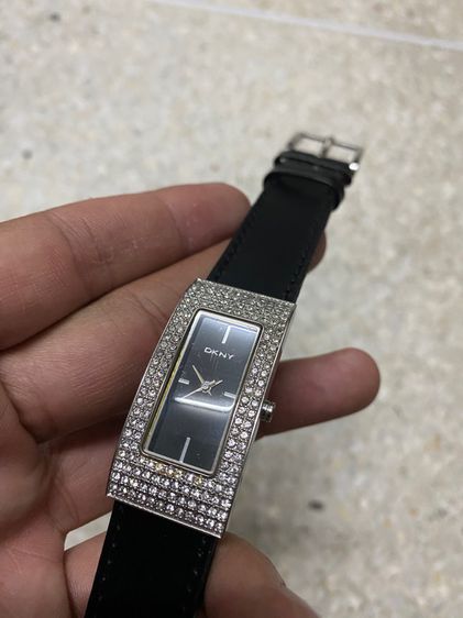 นาฬิกายี่ห้อ DKNY  ของแท้มือสอง สแตนเลส เพชรครบสวยสายเปลี่ยนใหม่  900฿ รูปที่ 2