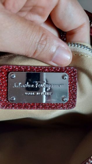 กระเป๋า salvatore ferragamo หนังปั๊มลายกระเบน  รูปที่ 9