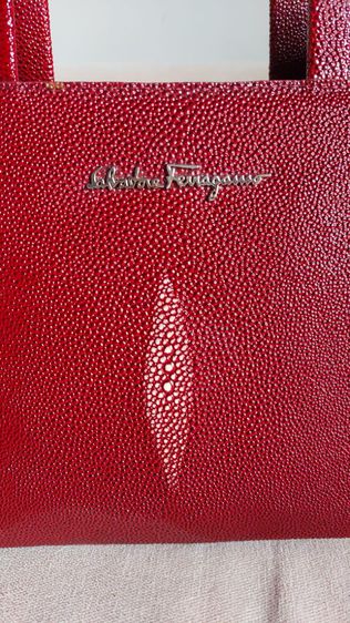 กระเป๋า salvatore ferragamo หนังปั๊มลายกระเบน  รูปที่ 4