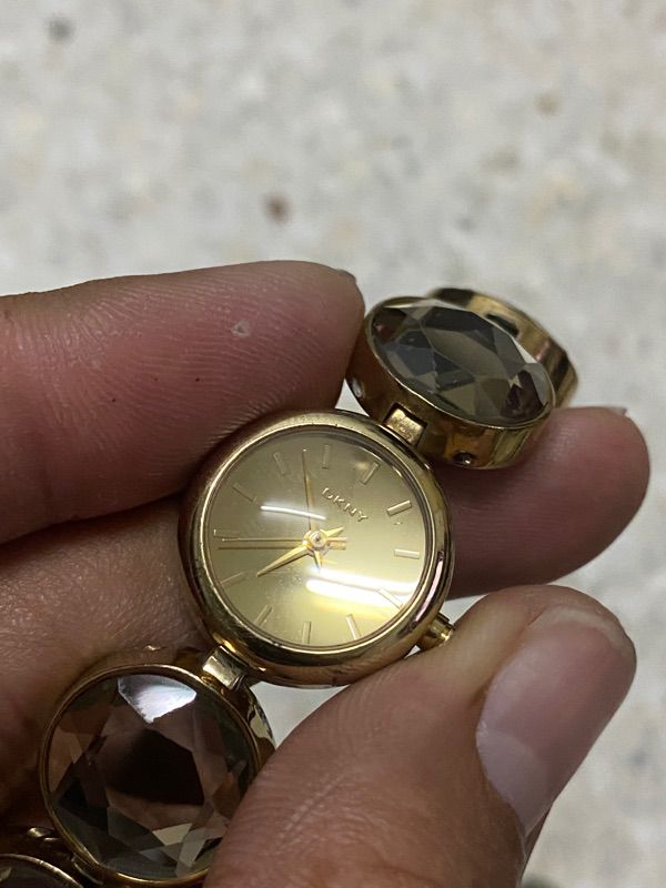 นาฬิกายี่ห้อ DKNY  ของแท้มือสอง ทองยังสวย คริสตัลเม็ดใหญ่ สายยาว 6 นิ้ว  900฿ รูปที่ 2