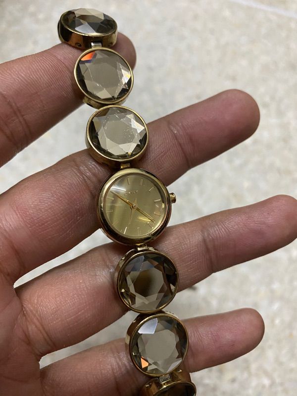 นาฬิกายี่ห้อ DKNY  ของแท้มือสอง ทองยังสวย คริสตัลเม็ดใหญ่ สายยาว 6 นิ้ว  900฿ รูปที่ 1