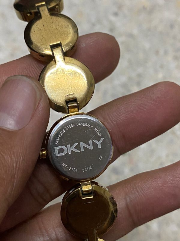 นาฬิกายี่ห้อ DKNY  ของแท้มือสอง ทองยังสวย คริสตัลเม็ดใหญ่ สายยาว 6 นิ้ว  900฿ รูปที่ 3
