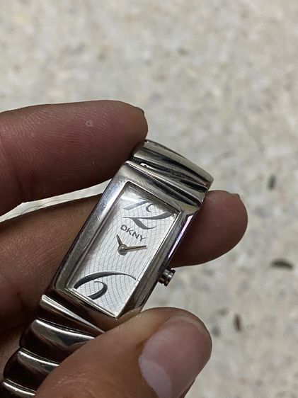 นาฬิกายี่ห้อ DKNY  ควอทซ์ ของแท้มือสอง สแตนเลสทั้งเรือน สายยาว 14.5 เซนติเมตร  900฿ รูปที่ 2