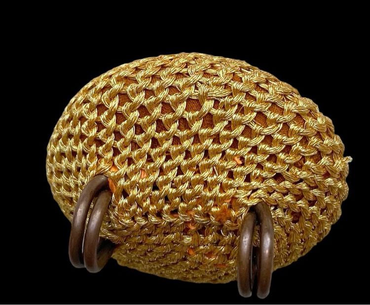 เบี้ยแก้ถักดิ้นทอง หลวงปู่เจือ วัดกลางบางแก้ว ถักดิ้นทองนั้นยากใช้เวลามากกว่าถักเชือกธรรมดา 4 เท่า  รูปที่ 2