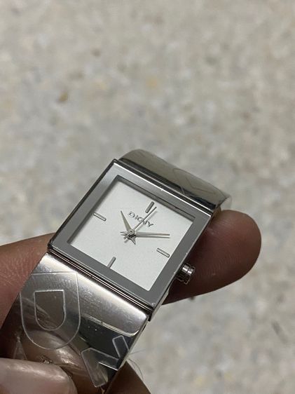 นาฬิกายี่ห้อ DKNY ควอทซ์ ของแท้มือสอง กำไลสวย สแตนเลสสายยาว 6  นิ้ว  900฿ รูปที่ 4