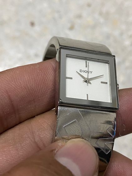 นาฬิกายี่ห้อ DKNY ควอทซ์ ของแท้มือสอง กำไลสวย สแตนเลสสายยาว 6  นิ้ว  900฿ รูปที่ 9