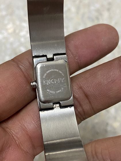 นาฬิกายี่ห้อ DKNY  ของแท้มือสอง สแตนเลส กำไล สายยาว 14 เซนติเมตร  850฿ รูปที่ 2