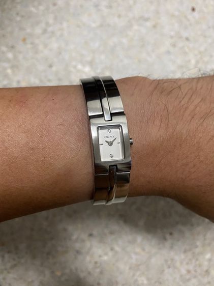 นาฬิกายี่ห้อ DKNY  ของแท้มือสอง สแตนเลส กำไล สายยาว 14 เซนติเมตร  850฿ รูปที่ 9