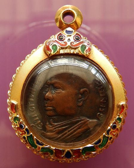 เหรียญกลมเล็กหูเชื่อมรุ่นแรก สมเด็จพระพุทธโฆษาจารย์ (เจริญ) วัดเขาบางทราย จ.ชลบุรี พ.ศ. 2483 เนื้อทองแดง เลี่ยมทองยกซุ้ม