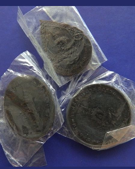 ครบชุด สวยๆ เหรียญพระแก้ว หลังภปร. ฉลองกรุงรัตนโกสินทร์ 200 ปี พ.ศ. 2525 บล็อคพระราชศรัทธา ซองพลาสติกเดิมๆ รูปที่ 4