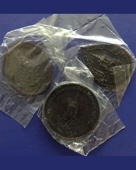 ครบชุด สวยๆ เหรียญพระแก้ว หลังภปร. ฉลองกรุงรัตนโกสินทร์ 200 ปี พ.ศ. 2525 บล็อคพระราชศรัทธา ซองพลาสติกเดิมๆ รูปที่ 2