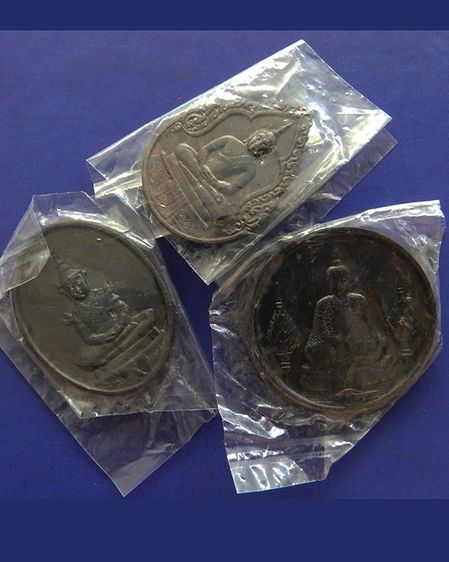 ครบชุด สวยๆ เหรียญพระแก้ว หลังภปร. ฉลองกรุงรัตนโกสินทร์ 200 ปี พ.ศ. 2525 บล็อคพระราชศรัทธา ซองพลาสติกเดิมๆ รูปที่ 3