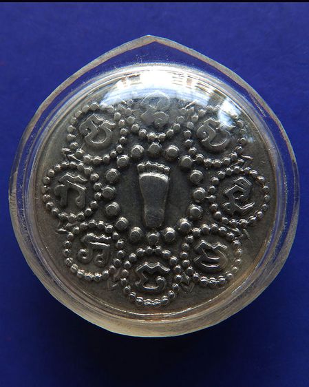 เหรียญรอยพระพุทธบาทเนื้อเงิน สมเด็จพระพุทธโฆษาจารย์ (เจริญ) วัดเขาบางทราย จ.ชลบุรี พ.ศ 2461 ตลับทองกันน้ำ น้ำหนัก 9.46 กรัม รูปที่ 3
