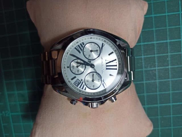 ขายนาฬิกา MICHAEL KORS รุ่น MK6174Bradshaw Chronograph Quartz สีเงิน แท้ห้าง สภาพ 90 เปอร์เซ็นต์ สนใจติดต่อTel  0962641384ภูมิ