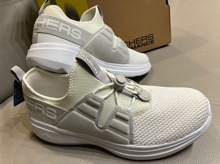 ขายแล้ว รองเท้าผ้าใบ ชาย Sketchers USA 🇺🇸 รุ่นGO RUN FAST-TIMING สีขาว ของใหม่ ของแท้ UK8 US9 EU42.5 27CM.