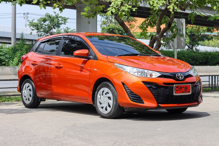รถ Toyota Yaris 1.2 Entry สี ส้ม