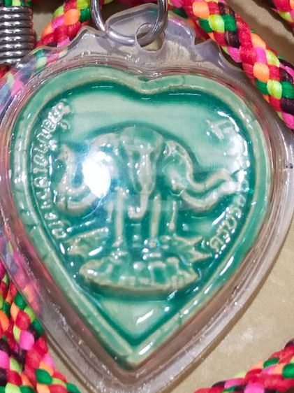 เหรียญรูปหัวใจ สีเขียว พ่อช้างเอราวัณ 12ปี พศ 2537 รูปที่ 2