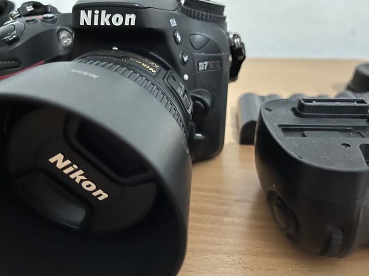 Nikon D7100 พร้อม เลนส์ fix 50 mm. f1.8 และ Grip เสริมเเบต