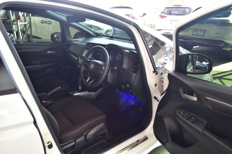Honda Jazz 2018 1.5 RS i-VTEC Sedan เบนซิน ไม่ติดแก๊ส เกียร์อัตโนมัติ ขาว รูปที่ 2
