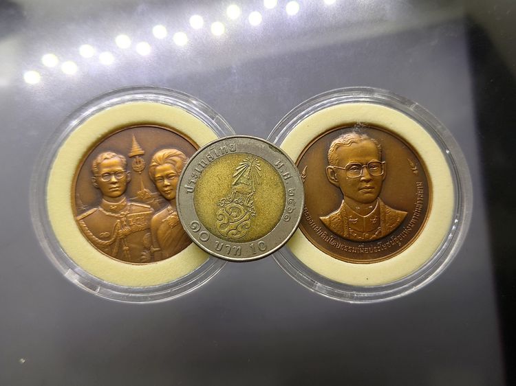 เหรียญทองแดง ชุด ที่ระลึกครบ 50 ปี บรมราชาภิเษก และ ราชาภิเษกสมรส 2543 พร้อมกล่องหนัง รูปที่ 5