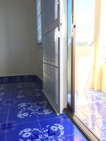 มีบางส่วน ขายด่วนทาวเฮาส์ 2 ชั้น 29 ตร วา มบ.ดอนเจริญวิลล่า หลังบ้านโล่งติดถ.สาธารณะ รูปที่ 3