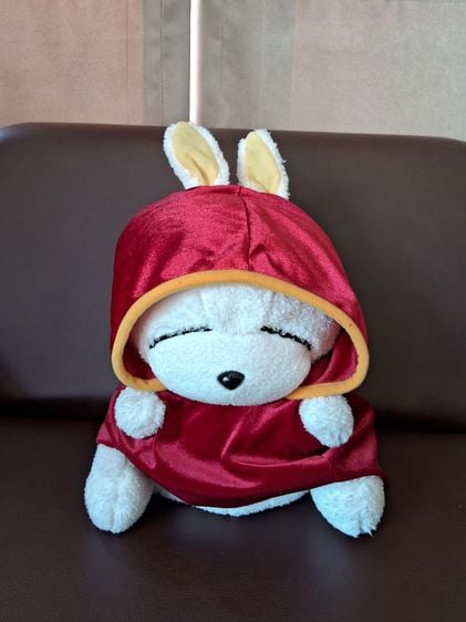 ตุ๊กตากระต่ายสีขาวสวมเสื้อสีแดง