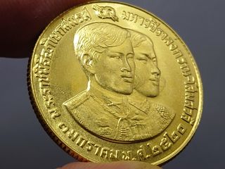 เหรียญทองคำ 2500 บาท ที่ระลึกพระราชพิธีอภิเษกสมรส สมเด็จพระบรมโอรสาธิราชฯ พ.ศ.2520 (หนัก 1 บาท)-4