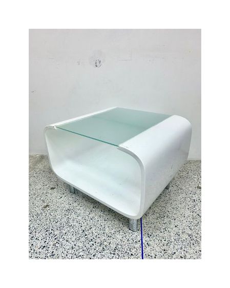 โต๊ะเหลี่ยมสีขาว