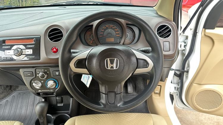 Honda Brio 2013 1.2 Amaze V Sedan เบนซิน ไม่ติดแก๊ส เกียร์อัตโนมัติ ขาว รูปที่ 2