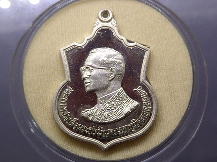 เหรียญเสมา เนื้อเงินขัดเงา ที่ระลึก 80 พรรษา รัชกาลที่9 พร้อมแหนบเงิน มหาดไทย สร้าง ปี2550 พร้อมกล่องเดิมๆ หายาก รูปที่ 2