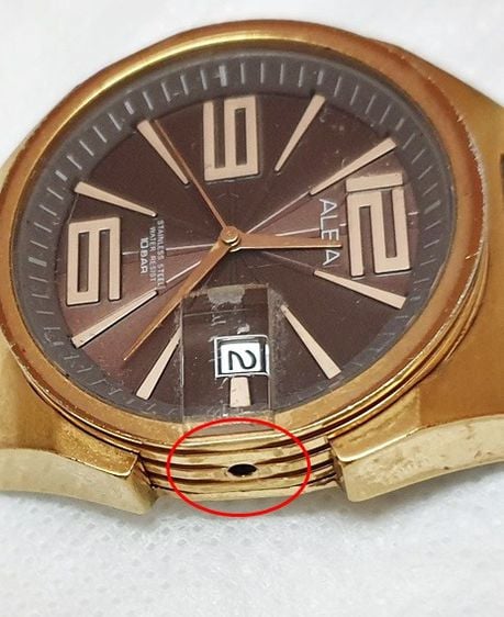 นาฬิกาข้อมือรุ่นเก่า สายหนัง ปั๊มโลโก้แบรนด์ แถม แว่นตากันแดด รูปที่ 3