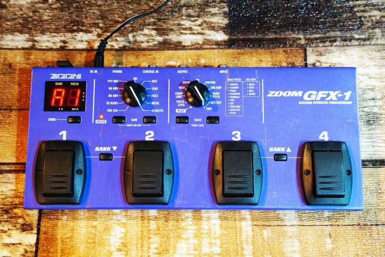 ZOOM GFX-1 เอฟเฟคกีต้าร์ มี34เอฟเฟค เซฟได้40โปรแกรม ปรับค่าต่างๆง่าย มีระบบ ZNR ตัดเสียงรบกวนได้เงียบดีมาก เสียงDistortionดุดัน เสียงอื่นๆเน