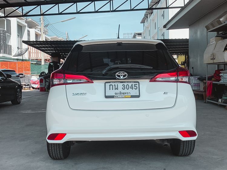 Toyota Yaris 2018 1.2 E Sedan เบนซิน ไม่ติดแก๊ส เกียร์อัตโนมัติ ขาว รูปที่ 4