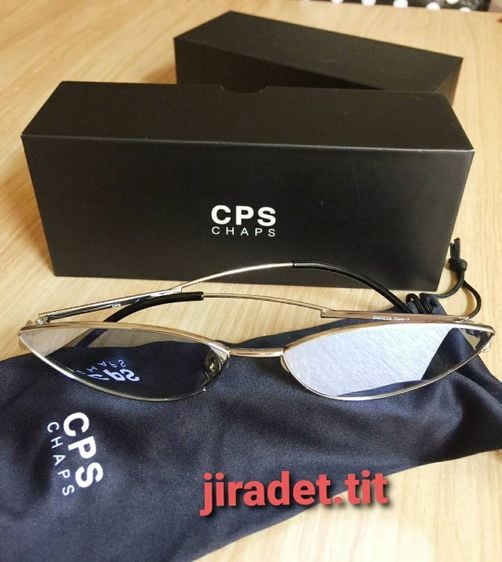 แว่นกันแดดแบรนด์ CPS CHAPS สินค้าใหม่ บรรจุในกล่องสวยงาม ไม่มีตำหนิใดๆ ใช้ถ่ายภาพเพียง1-2 ครั้ง
(Original) รูปที่ 4