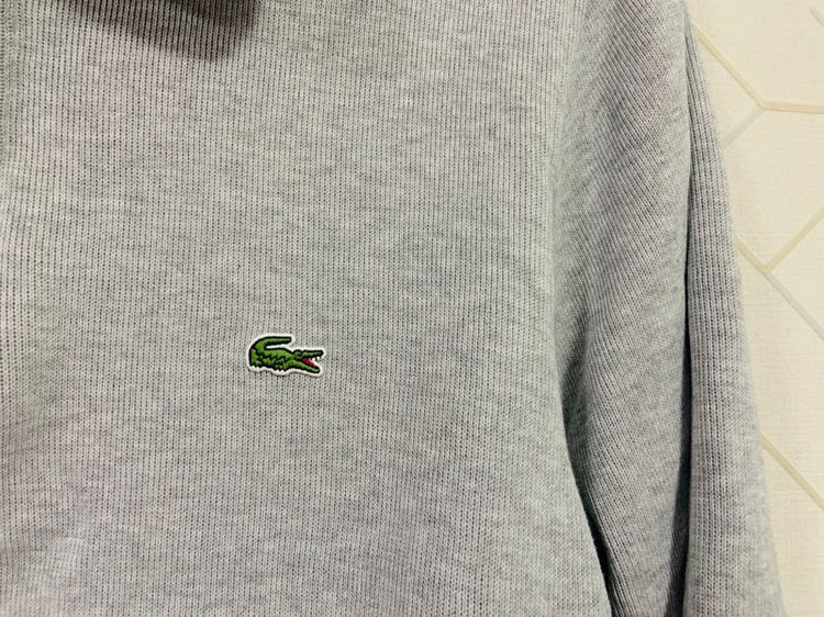 เสื้อกันหนาวแขนยาว LACOSTE แท้ 💯 size 5 ขนาด อก 22 ยาว 27 นิ้ว สภาพดีใหม่มาก สีเทาทรงสวย มีกระเป๋าข้างเอว เนื้อผ้าหนานิ่มมาก รูปที่ 4