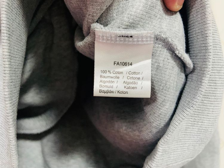 เสื้อกันหนาวแขนยาว LACOSTE แท้ 💯 size 5 ขนาด อก 22 ยาว 27 นิ้ว สภาพดีใหม่มาก สีเทาทรงสวย มีกระเป๋าข้างเอว เนื้อผ้าหนานิ่มมาก รูปที่ 6