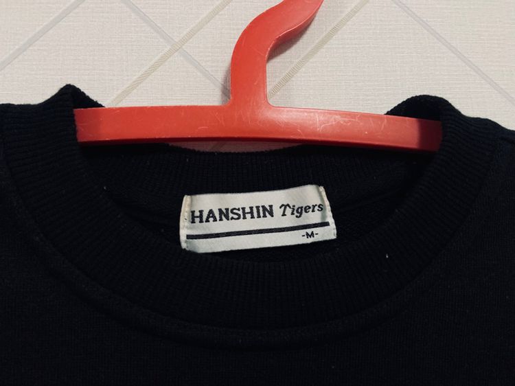 เสื้อกันหนาวแขนยาวทีมเบสบอล HANSHIN Tigers แท้ 💯 size M ขนาด อก 22.5 ยาว 26.5 นิ้ว สภาพดีใหม่มาก สีดำทรงสวย เนื้อผ้าหนานิ่มมากครับ รูปที่ 2