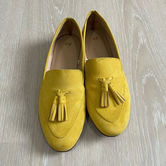 รองเท้าสีเหลือง