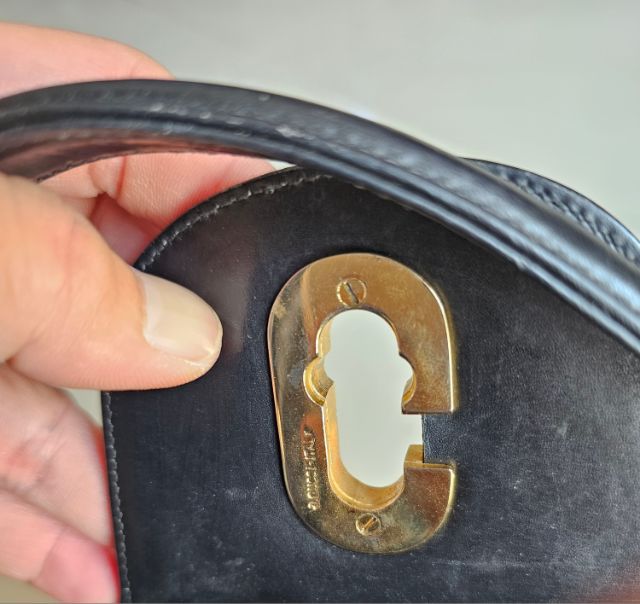 ปล่อย Gucci Turn Lock Leather Top Handle Hand Bag Vintage สภาพสวย 
หนังนิ่ม   ทรงดี 
ราคา 6500  ดูของ งามวงวาน 25 รูปที่ 5