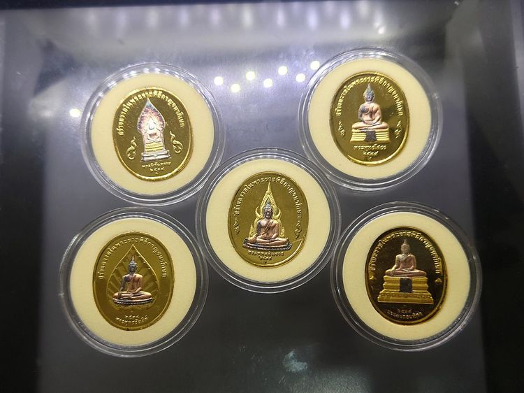 เหรียญพระพุทธปัญจภาคี หลัง รัชกาลที่9 เนื้อทองแดง สามกษัตริย์ พิมพ์ใหญ่ พ.ศ.2539 พร้อมกล่องสีทอง ครบชุด รูปที่ 4