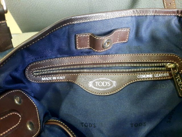 ขอขายกระเป๋าสพายและหิ้วแบรนด์เนมของยี่ห้อ Tod's รุ่น Metallic blue glazed coated canvas and leather แท้  Made in Italy สภาพสมบูรณ์ขนาด 12x12 รูปที่ 5