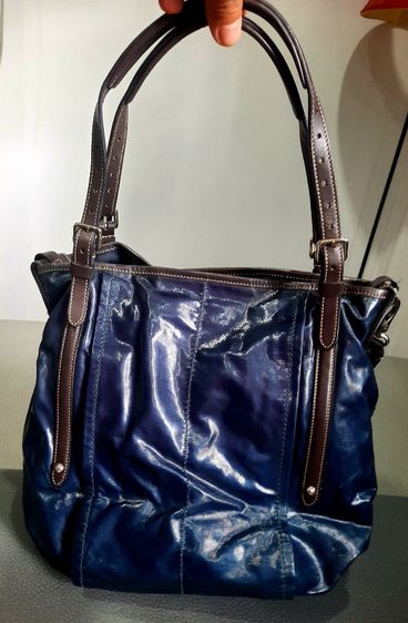 ขอขายกระเป๋าสพายและหิ้วแบรนด์เนมของยี่ห้อ Tod's รุ่น Metallic blue glazed coated canvas and leather แท้  Made in Italy สภาพสมบูรณ์ขนาด 12x12 รูปที่ 4