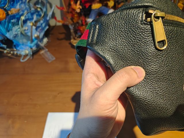 Gucci print leather belt bag  กระเป๋าสะพายคาดอกตัวยอดฮิตมากๆ มือหนึ่งอยู่ที่ 45,000 บาื รูปที่ 2