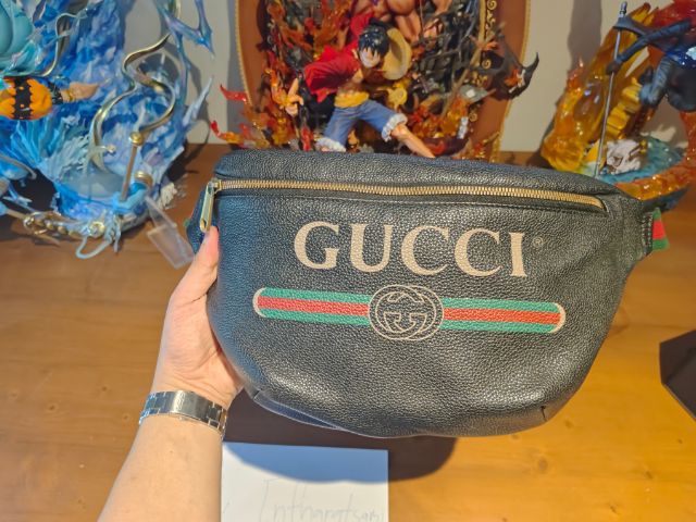 Gucci print leather belt bag  กระเป๋าสะพายคาดอกตัวยอดฮิตมากๆ มือหนึ่งอยู่ที่ 45,000 บาื รูปที่ 3