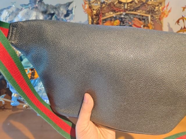 Gucci print leather belt bag  กระเป๋าสะพายคาดอกตัวยอดฮิตมากๆ มือหนึ่งอยู่ที่ 45,000 บาื รูปที่ 4