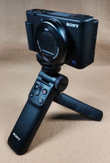 กล้องคอมแพค ไม่กันน้ำ กล้องดิจิตอล Sony ZV-1 พร้อม Bluetooth Grip Sony GP-VPT2BT มือสอง