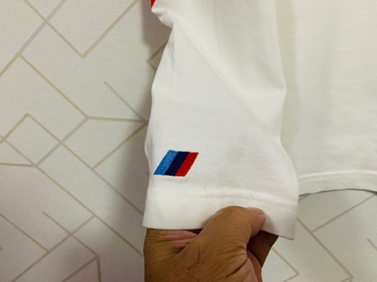 เสื้อยืด BMW by PUMA แท้ 💯 size L ขนาด อก 21.5 ยาว 27.5 นิ้ว สภาพดีมาก สีขาว ทรงสวย ดีเทลดี เนื้อผ้านิ่มมาก หายากน่าสะสมครับ รูปที่ 7